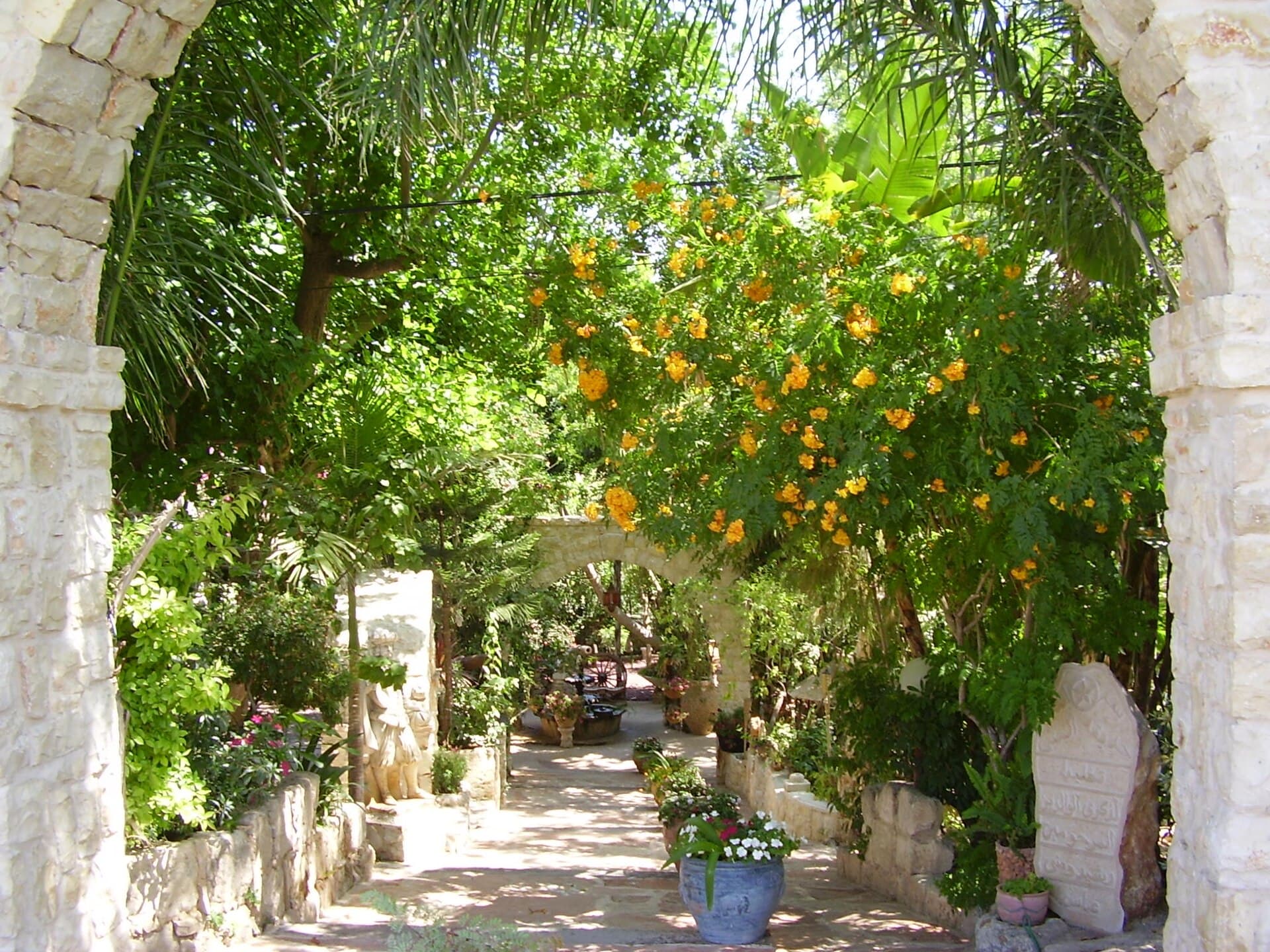 הכניסה לגן אל-מונא בג׳וליס